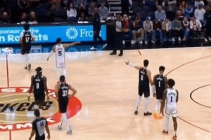 开云体育app官网-手指三位裁判破口大骂 范弗利特领到5万美元罚单